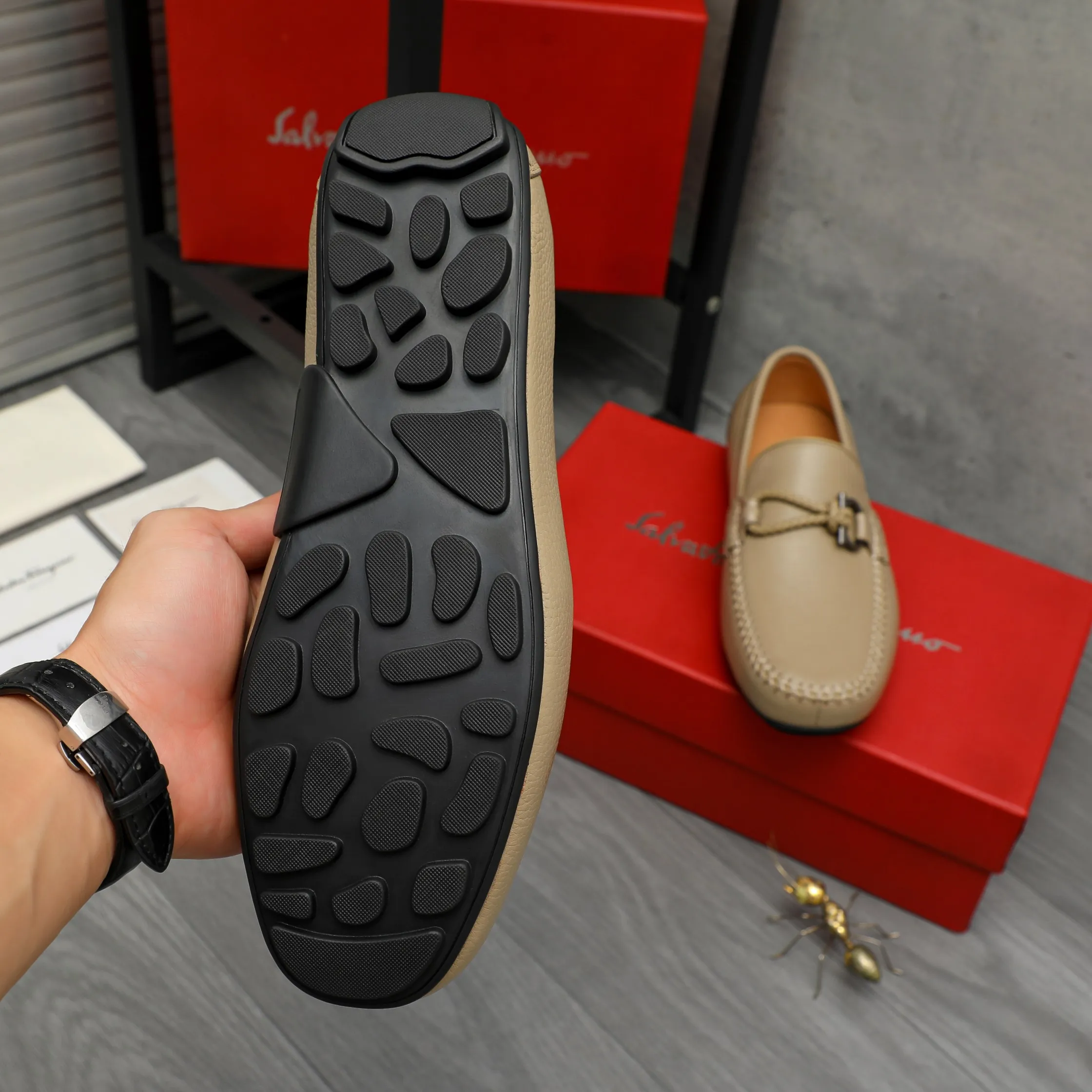 Men's shoes 💰480 Product trademark: Ferragamo "Ferragamo" casual slip-on shoes Regular size: 38-45 (45 is custom-made and non-returnable) Product materials: Selected pebbled cowhide upper, cowhide lining, rubber outsole